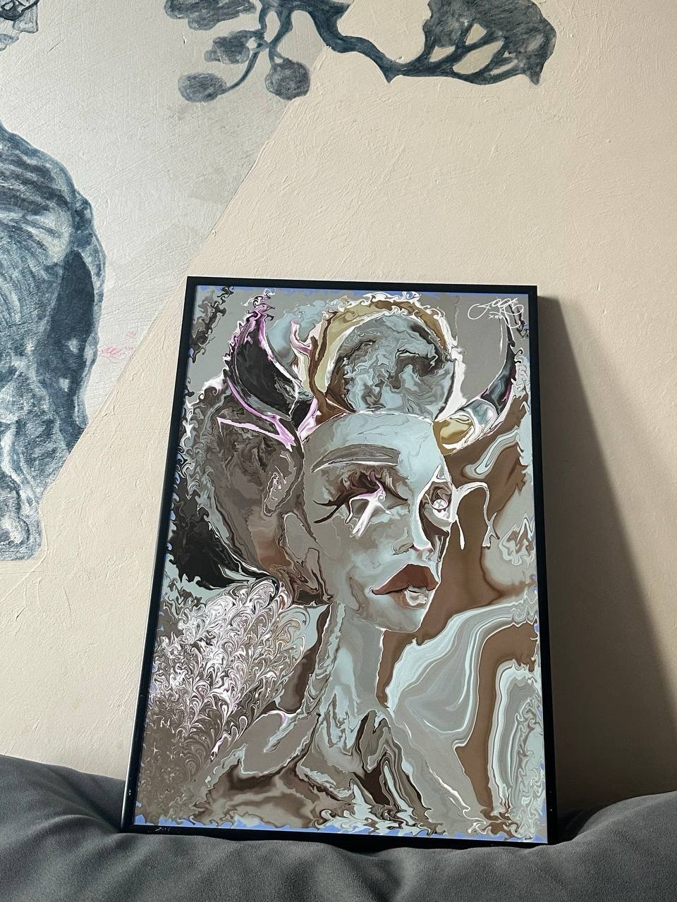 Картина ART-001 на металле в чёрной рамке, стоит у стены