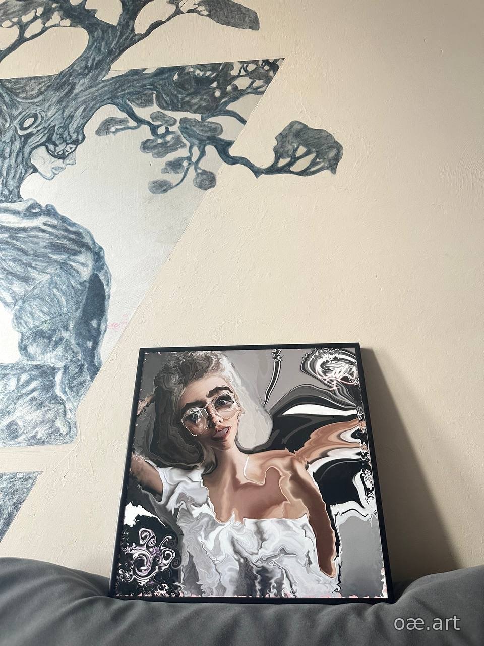 Картина ART-004 на металле в чёрной рамке, стоит у стены