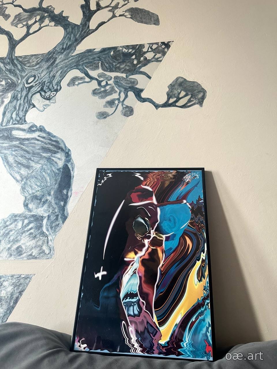 Картина ART-005 на металле в чёрной рамке, стоит у стены