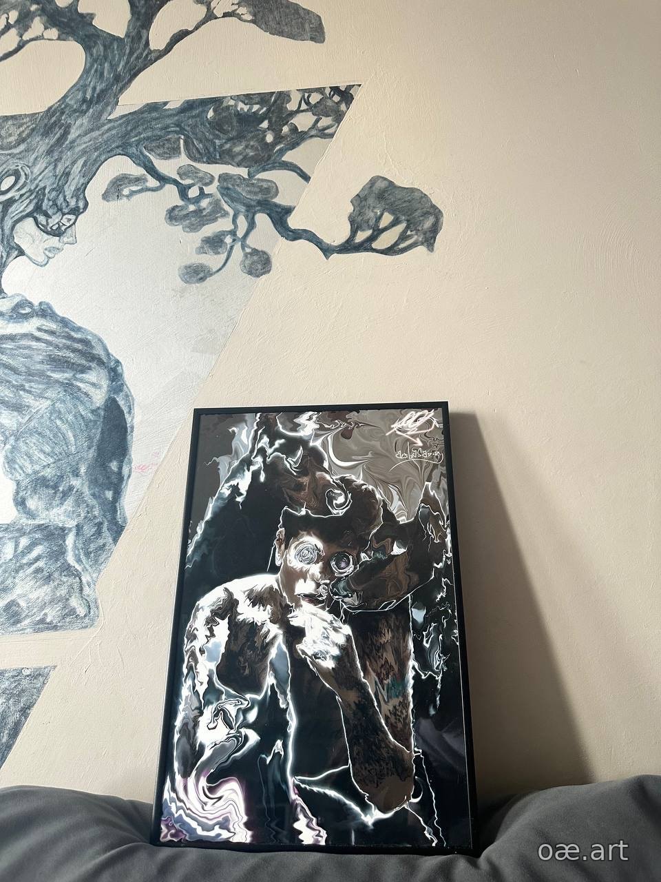 Картина ART-007 на металле в чёрной рамке, стоит у стены